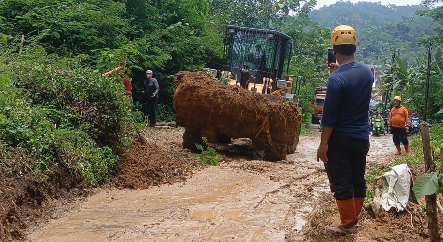 Petugas Gabungan Bersihkan Material Longsor di Jalan Pancatengah-Cikalong Tasikmalaya
