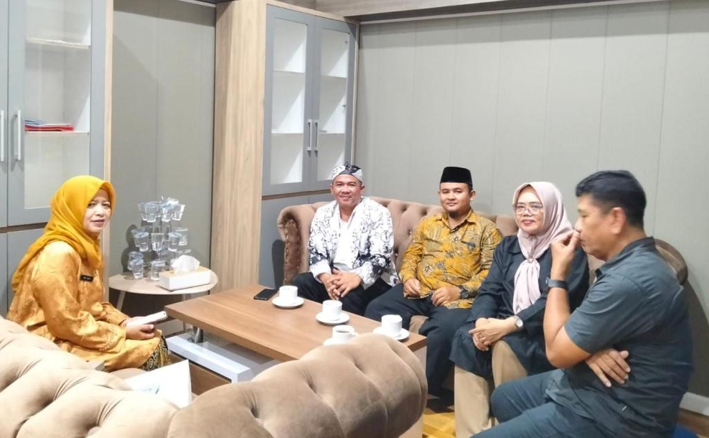 PGRI Kota Banjar Serahkan SK Dewan Pembina kepada Kepala KCD Wilayah XIII
