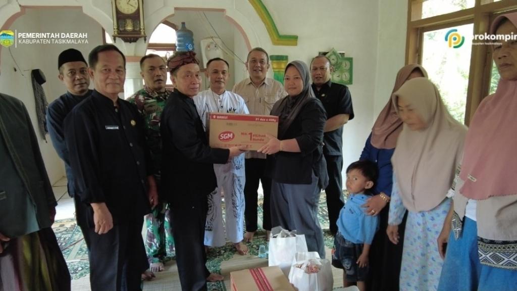 Pjs Bupati Tasikmalaya Sambangi Warga Bojongsari Gunungtanjung, Salurkan Bansos dan Tinjau Lokasi Pergerakan Tanah