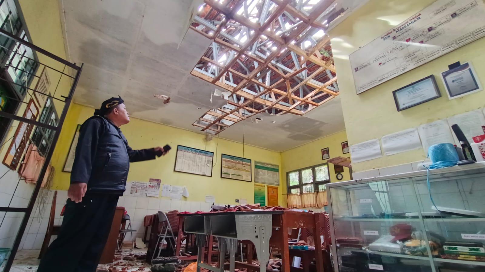 Pohon Besar Tumbang Timpa SDN Margamulya Tasikmalaya, Atap Ruang Guru Hancur Lebur