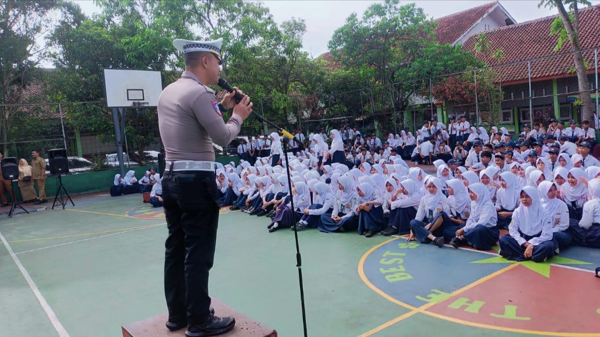 Police Go to School, Polsek Cihideung Edukasi Siswa SMPN 8 Kota Tasikmalaya tentang Bahaya Bullying dan Tertib Lalu Lintas