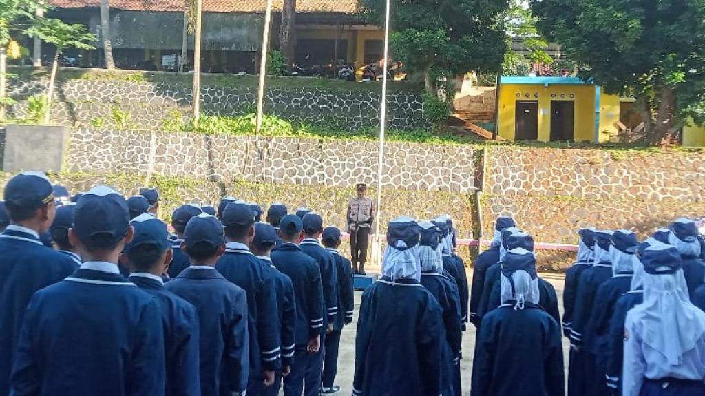 Polisi Humanis, Polsek Sukadana Edukasi Pelajar Lewat Program Police Goes to School
