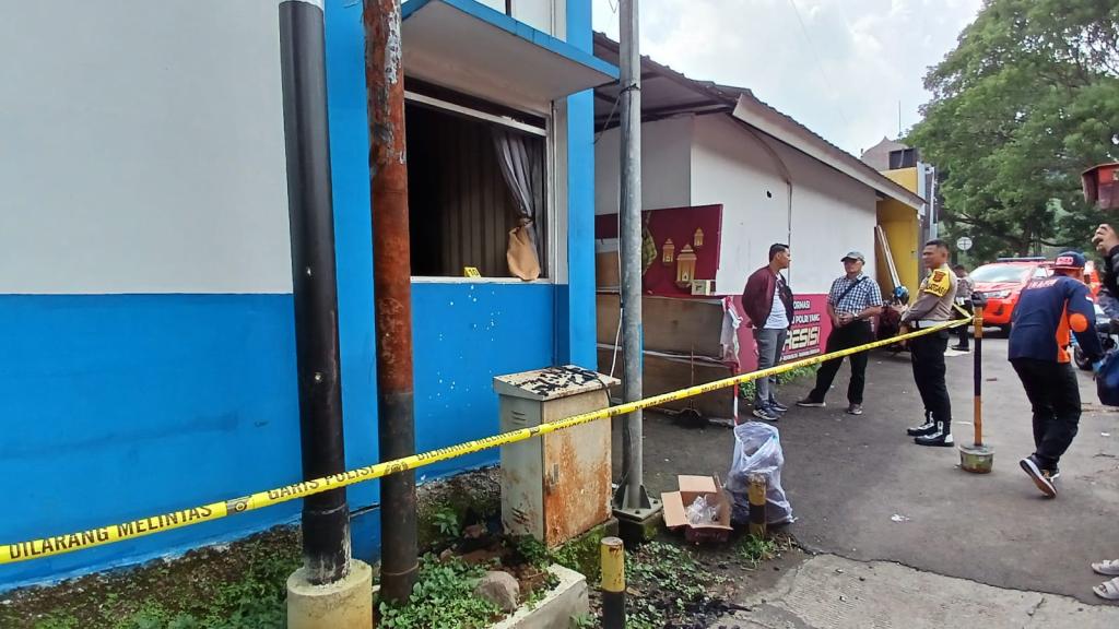 Polisi Masih Lakukan Olah TKP Perusakan Pospol Letter U Gentong Tasikmalaya