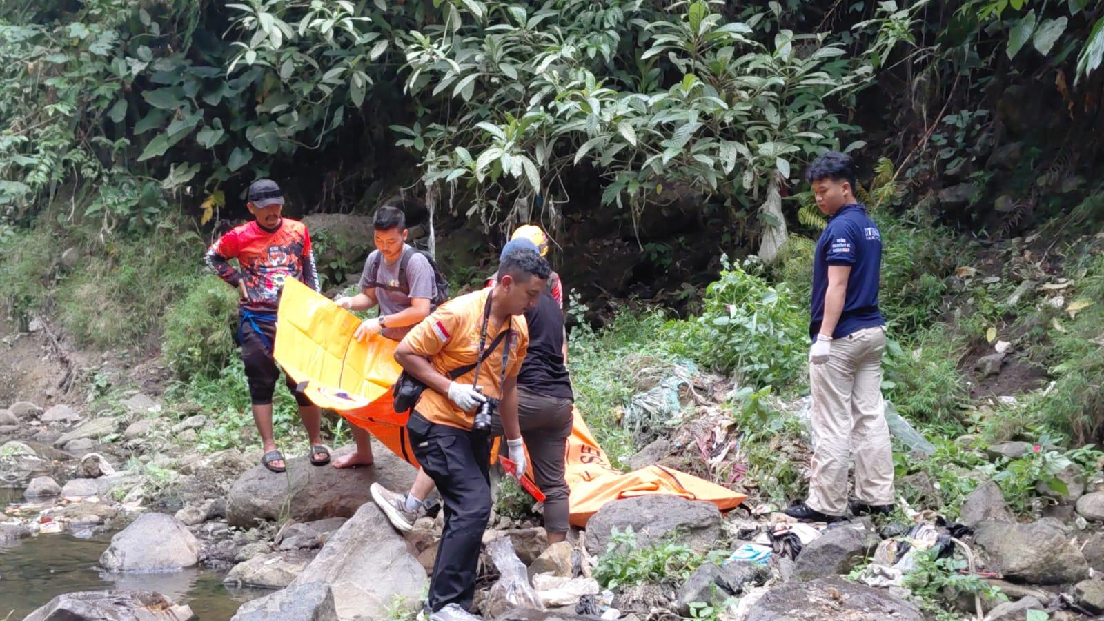 Polisi Selidiki Penemuan Mayat Pria Membusuk di Sungai Ciloseh Tasikmalaya, Identitas Masih Misterius