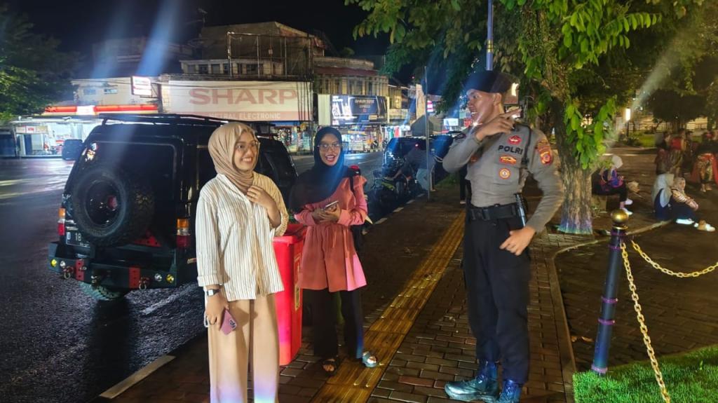 Polres Ciamis Gelar Patroli Jalan Kaki di Alun-Alun untuk Jaga Keamanan Malam Hari