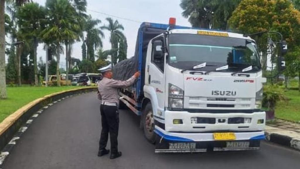 Polres Ciamis Tindak Tegas Truk Sumbu 3 Bandel Selama Operasi Lilin Lodaya 2024