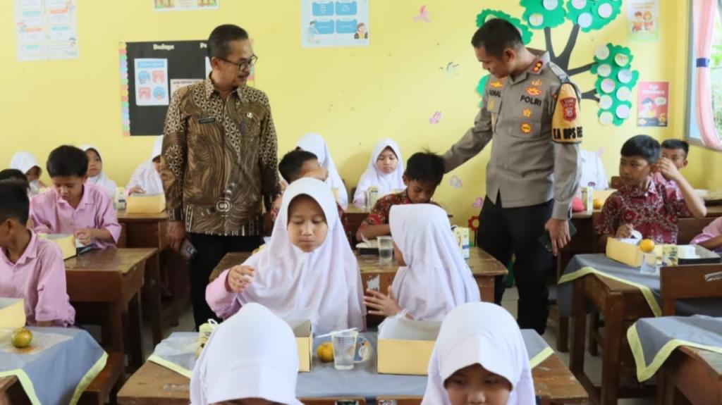 Polres Ciamis Tingkatkan Gizi Anak dengan Makan Siang dan Susu Gratis di SDN 2 Kadupandak