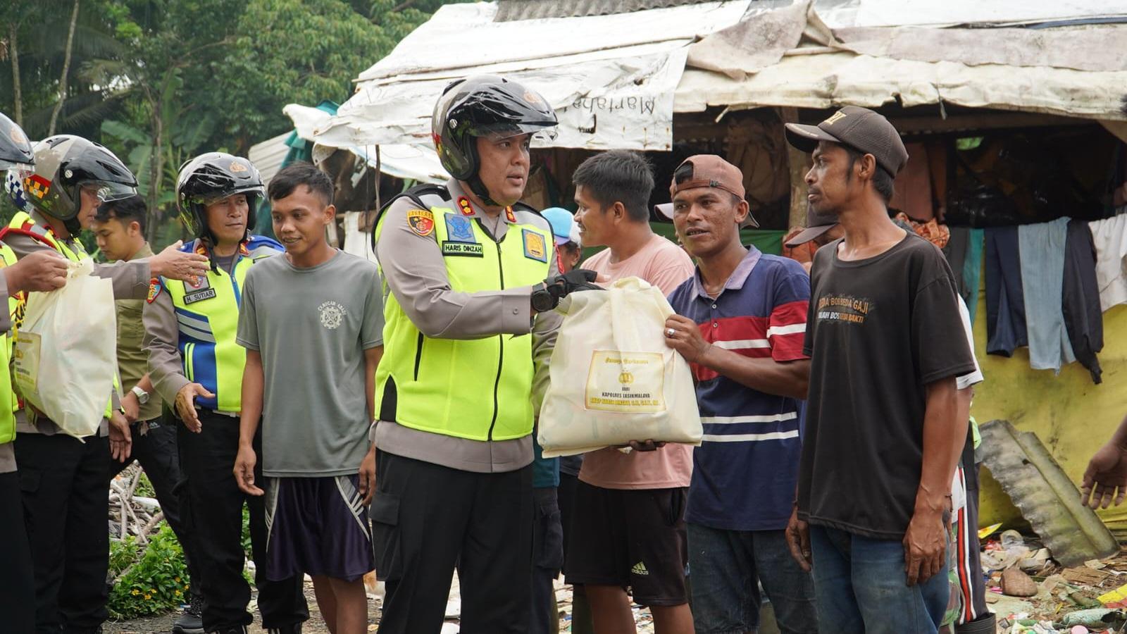 Polres Tasikmalaya Bagikan 50 Paket Sembako untuk Pemulung di TPA Cioray