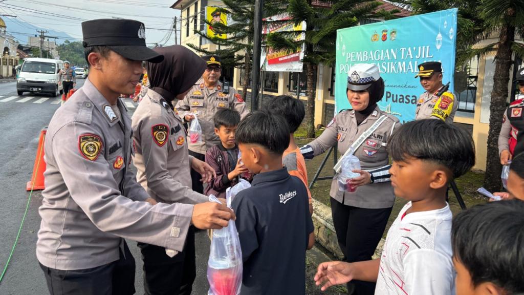 Polres Tasikmalaya Bagikan Takjil Gratis di Jalan Mangunreja