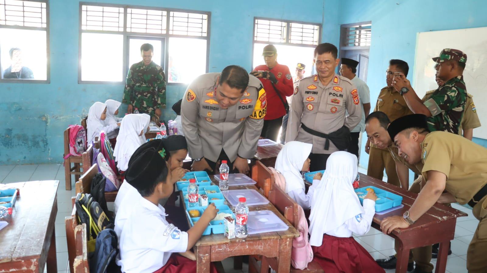 Polres Tasikmalaya Gelar Makan Sehat Bersama Siswa SD Negeri Cijoho