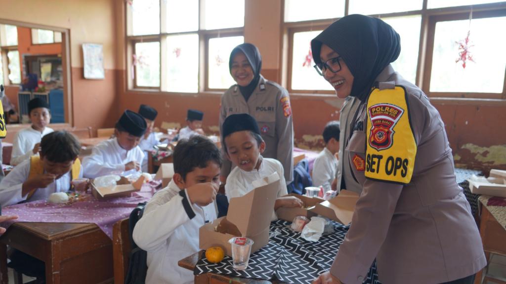 Polres Tasikmalaya Kota Bagikan Makan Siang Bergizi Gratis di SDN 4 Cibunigeulis