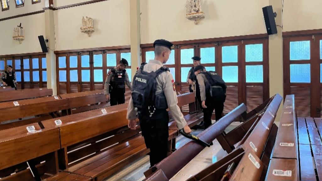 Polres Tasikmalaya Kota Bersama Tim Jibom Sterilisasi Gereja Jelang Perayaan Natal