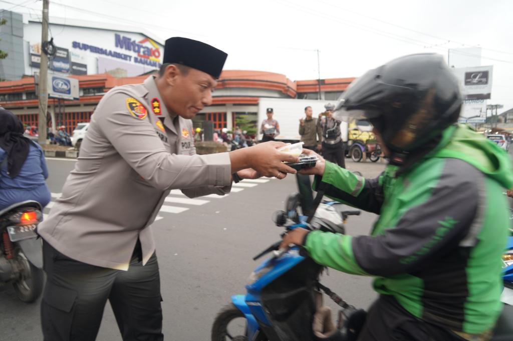 Polres Tasikmalaya Kota dan Bhayangkari Berbagi Takjil untuk Warga di Bulan Ramadhan