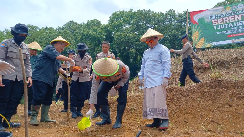 Polres Tasikmalaya Kota dan Ponpes Al-Ashriyah Dukung Swasembada Pangan dengan Penanaman Jagung