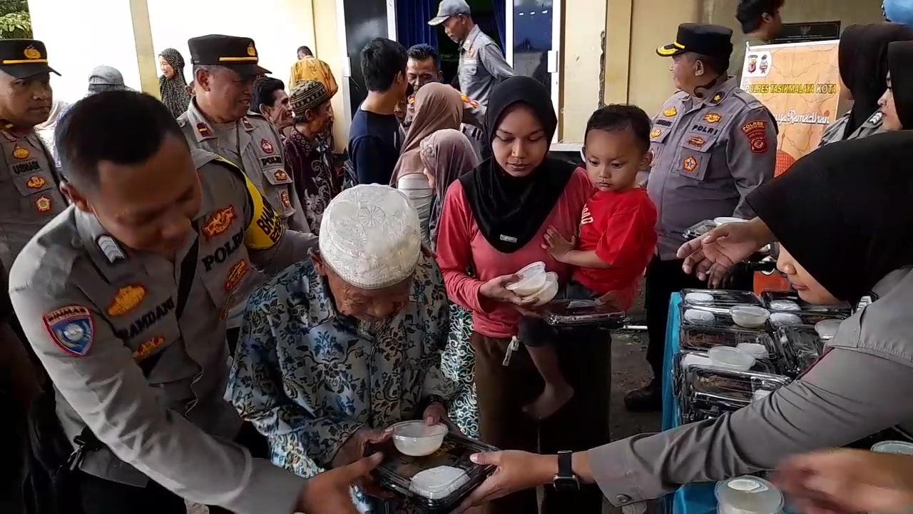 Polres Tasikmalaya Kota Hadir di Tengah Pengungsi Pergerakan Tanah Cineam