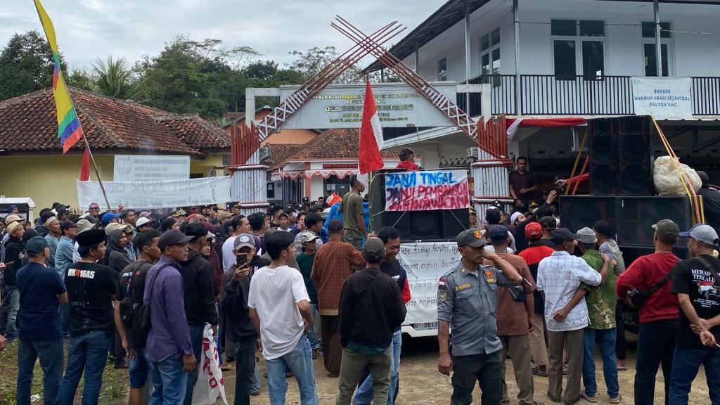 Polres Tasikmalaya Kota Kawal Aksi Unjuk Rasa Mosi Tidak Percaya Jilid II di Desa Pasirbatang