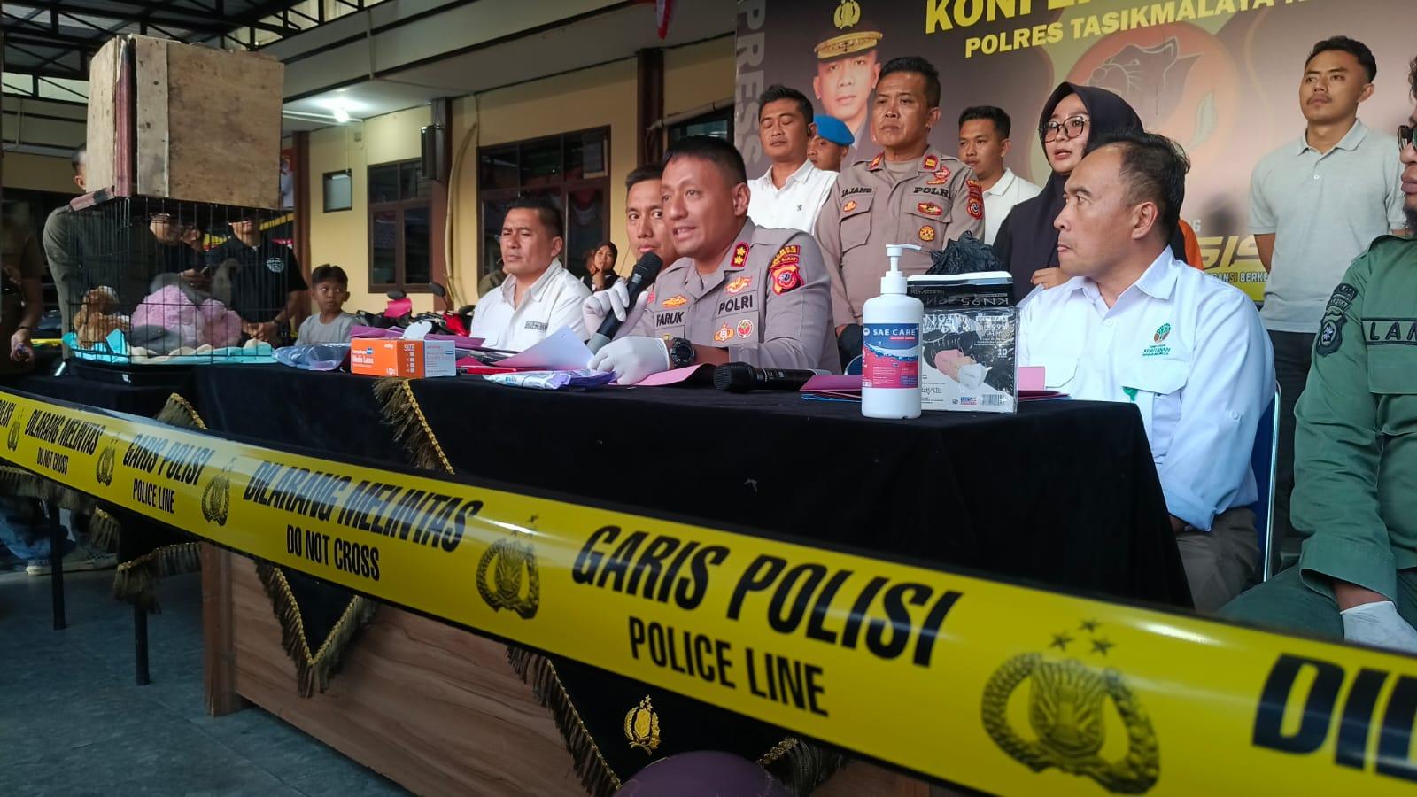 Polres Tasikmalaya Kota Serahkan Owa Jawa yang Disita dari Tersangka CN kepada BKSDA