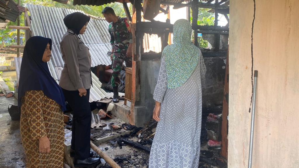 Polsek Ciamis Beri Bantuan pada Korban Kebakaran