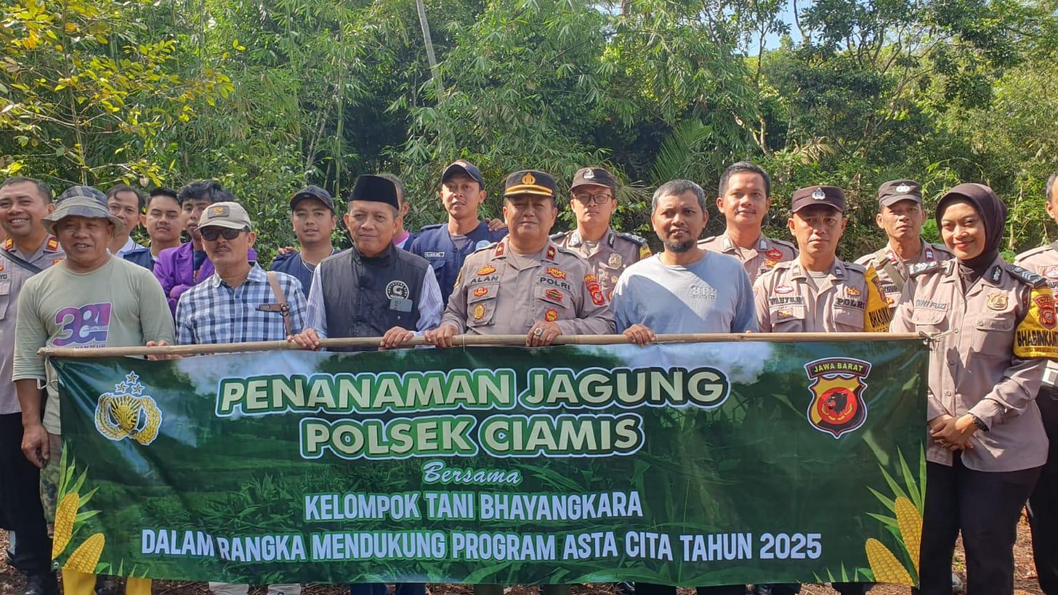 Polsek Ciamis dan Warga Tanam Jagung di Sadananya untuk Dukung Ketahanan Pangan