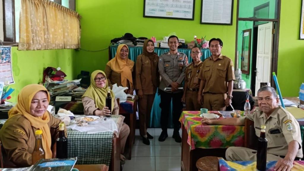 Polsek Cikoneng Edukasi Guru SMPN 1 Sindangkasih Tentang Bahaya Kenakalan Remaja