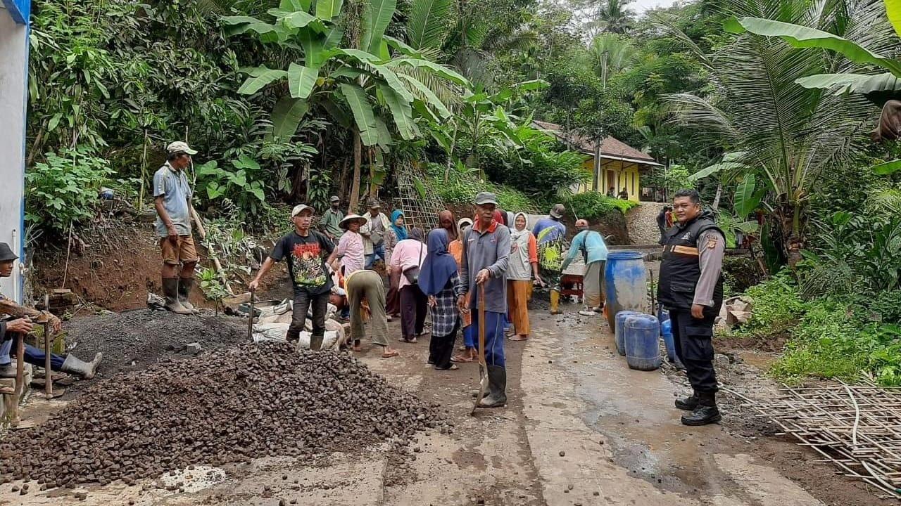 Polsek Cisaga dan Warga Gotong Royong Bangun Jalan Dusun Pangambiran Girimukti