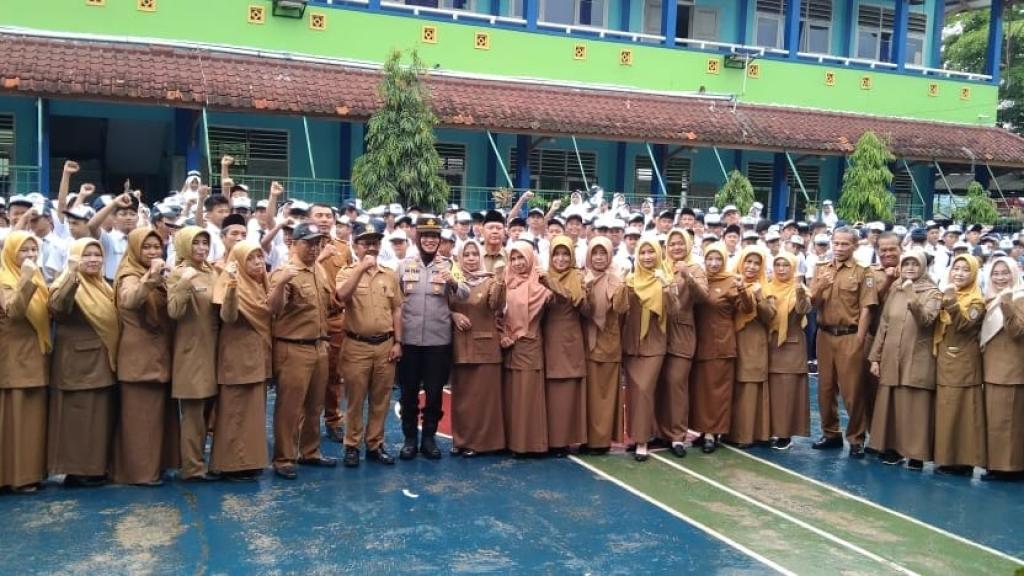 Police Goes to School: Polsek Kawali Tanamkan Disiplin dan Patriotisme di SMPN 1 Kawali