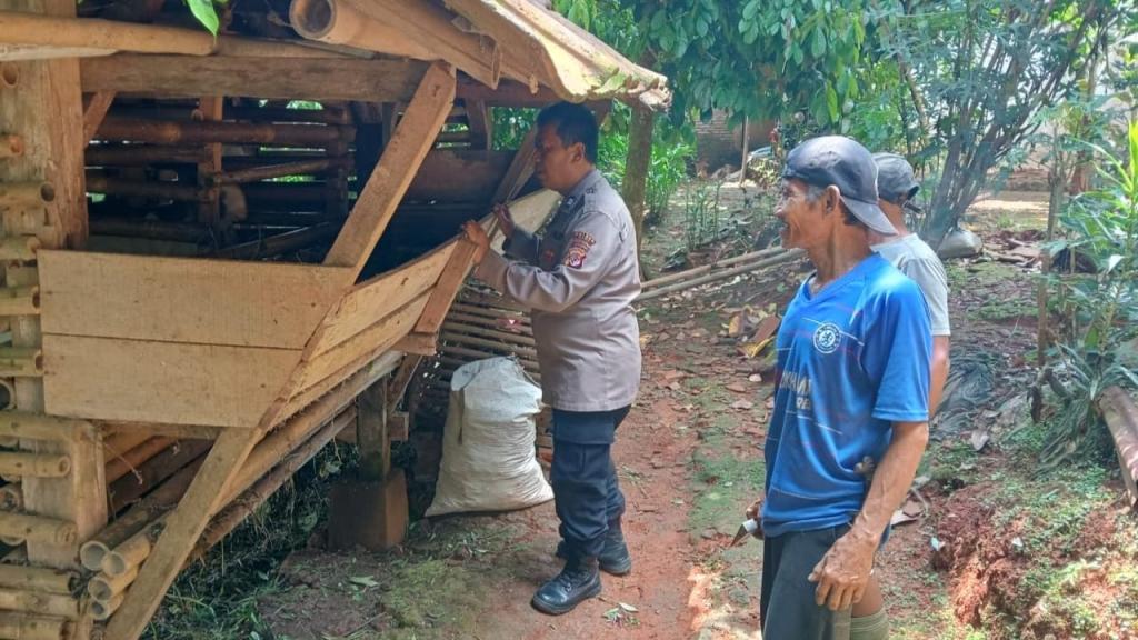 Polsek Sukadana Bersinergi Dukung Asta Cita: Kunjungi Peternak Kambing di Ciparigi