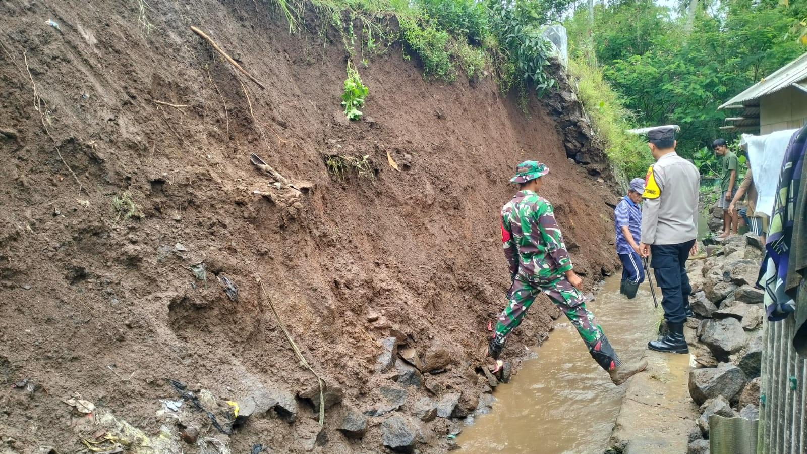 Polsek Sukarame bersama Warga Gotong Royong Evakuasi TPT Ambruk Timpa Saluran Air