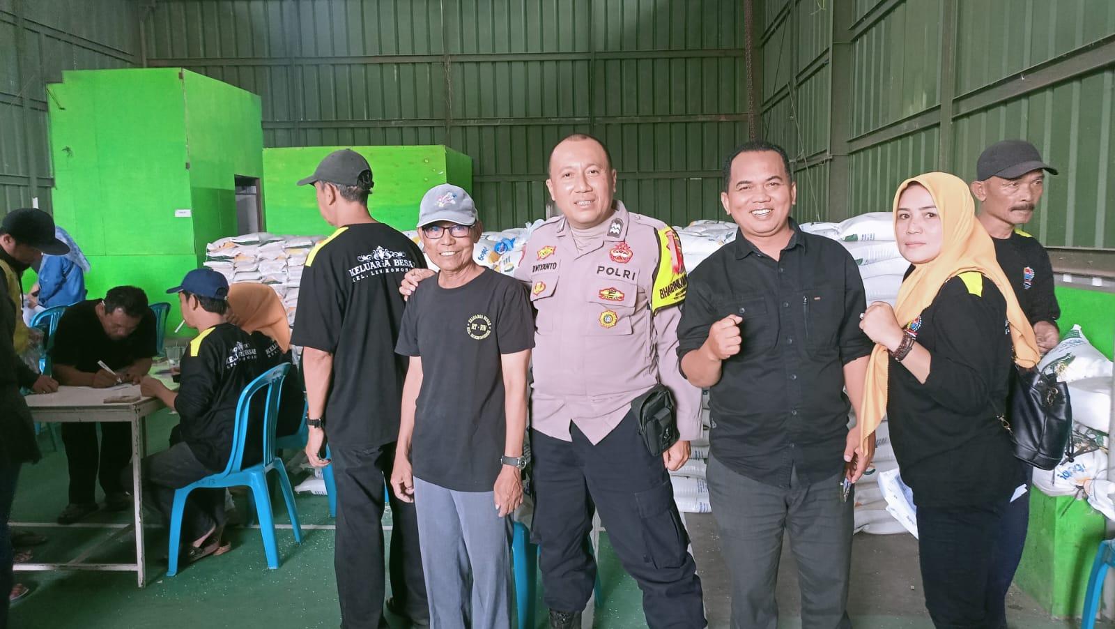 Polsek Tawang Pantau Pendistribusian Bantuan Pangan di Kelurahan Lengkongsari Tasikmalaya