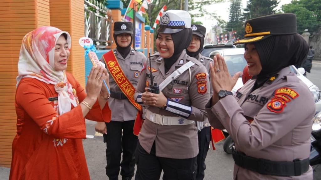 Polwan Polres Tasikmalaya Kota Kampanyekan Tertib Berlalu Lintas Memperingati Hari Jadi ke-76
