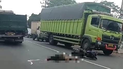 Pria di Tasikmalaya Tewas Terlindas Truk Tronton Setelah Gagal Menyalip