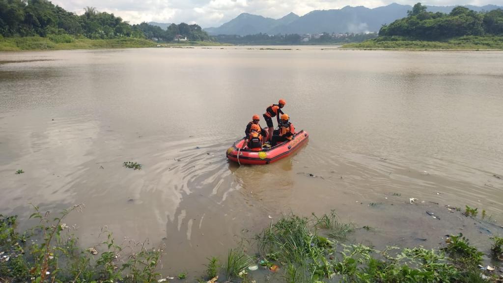 Seorang Pria Dilaporkan Tenggelam di Sungai Citarum, Tim SAR Bandung Lakukan Pencarian