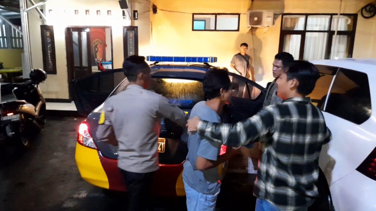 Pria ODGJ Sempat Resahkan Warga, Diantarkan Pulang ke Rumahnya oleh Polsek Tawang