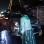 Proses Evakuasi Toyota Cayla Tertimpa Pohon Tumbang di Cisayong Tasikmalaya