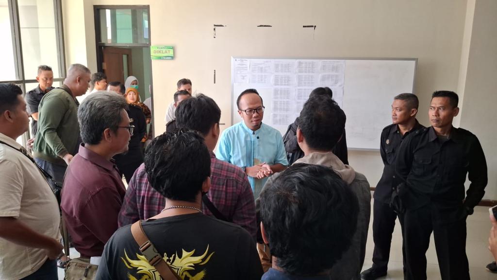 Puluhan Pegawai RSUD dr. Soekardjo Tasikmalaya Curhat ke Viman-Diky Usai Kontrak Kerja Diputus