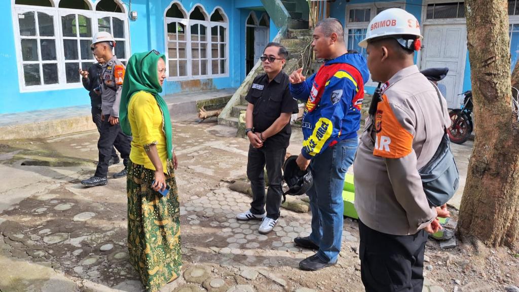Puluhan Rumah di Cineam Tasikmalaya Terdampak Pergeseran Tanah, Brimob dan Muspika Tinjau Lokasi