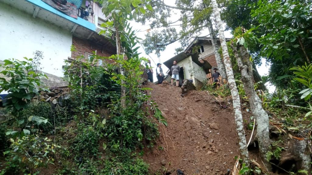 Puluhan Rumah di Garut Selatan Terancam Akibat Longsor dan Pergeseran Tanah