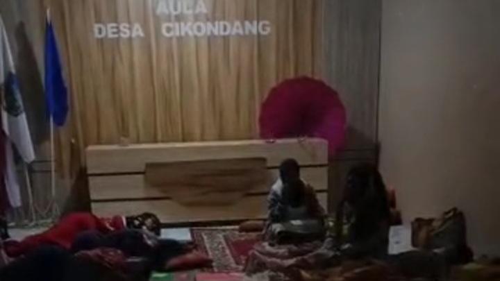 Puluhan Warga Terdampak Pergerakan Tanah di Cineam Tasikmalaya Mengungsi ke Aula Desa