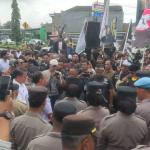 Ratusan Massa Geruduk Bale Kota Tasikmalaya, Kritik Kepemimpinan Viman-Diky