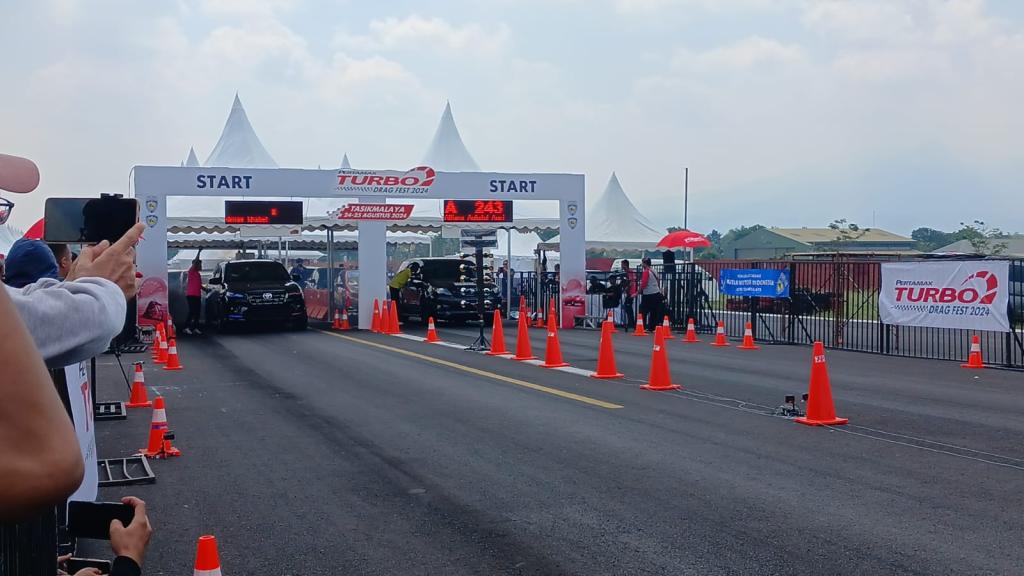 Ratusan Pebalap Adu Cepat dalam Pertamax Turbo Drag Fest 2024 di Lanud Wiriadinata Tasikmalaya