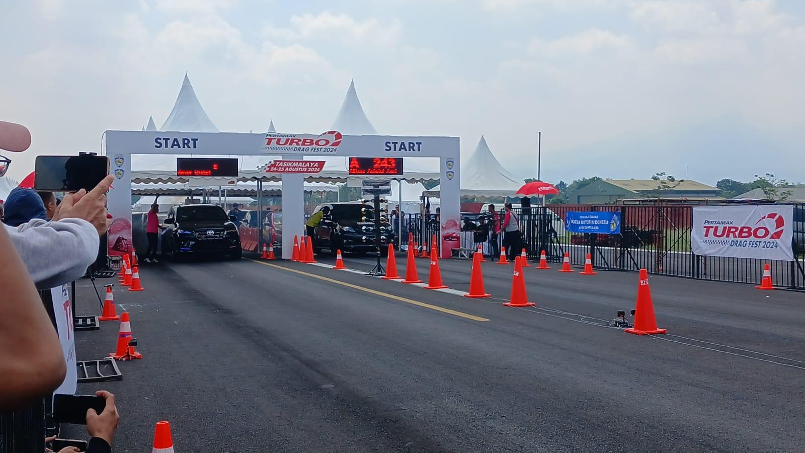 Ratusan Pebalap Adu Cepat dalam Pertamax Turbo Drag Fest 2024 di Lanud Wiriadinata Tasikmalaya