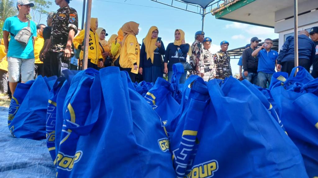 Ratusan Pengayuh Becak Terima Paket Sembako dari Pasangan Yusuf-Hendro