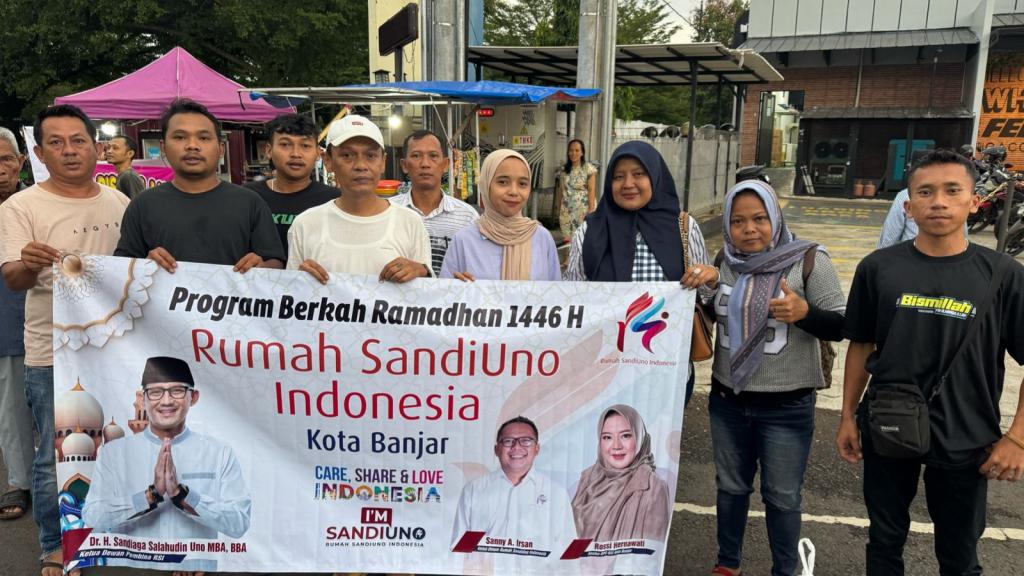 Relawan Sandiaga Uno Bagikan Takjil di Kota Banjar, Tebar Kebahagiaan Ramadan