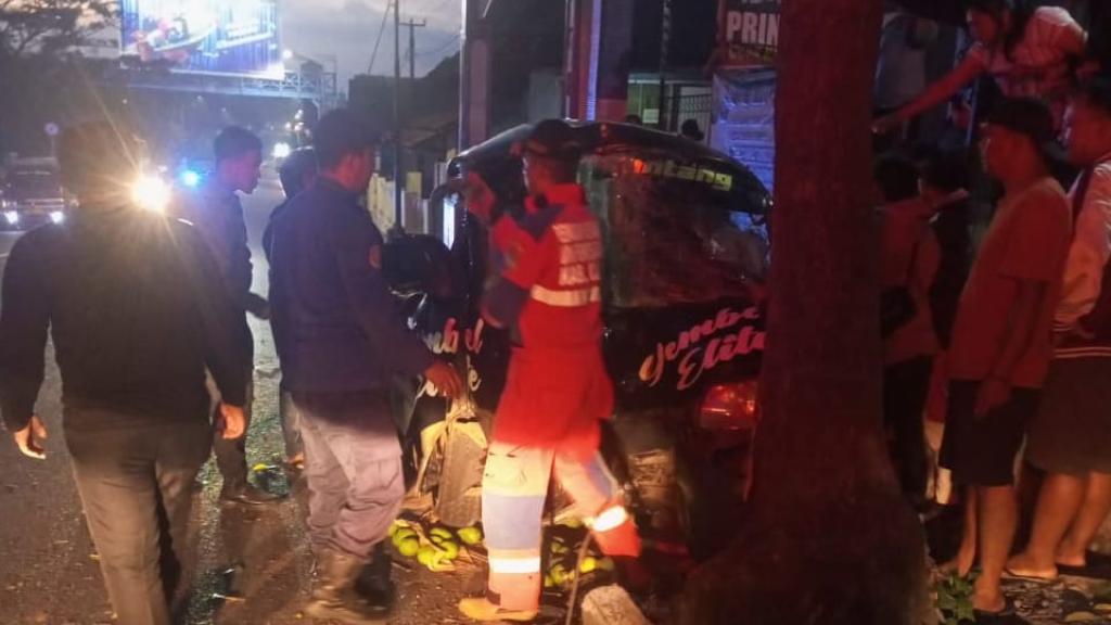 Respons Cepat Damkar Ciamis Selamatkan Dua Korban Kecelakaan Tunggal di Sindangrasa