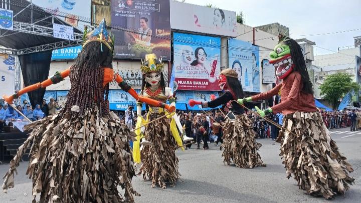 Ribuan Warga Banjar Meriahkan Festival Kirab Budaya Janur