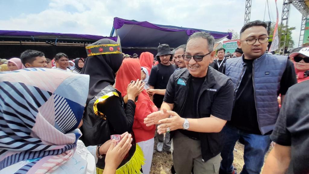 Ribuan Warga Bojong Tasikmalaya Berebut Salaman dengan Ivan Dicksan-Dede Muharam Sambil Teriak "Jadikeun"