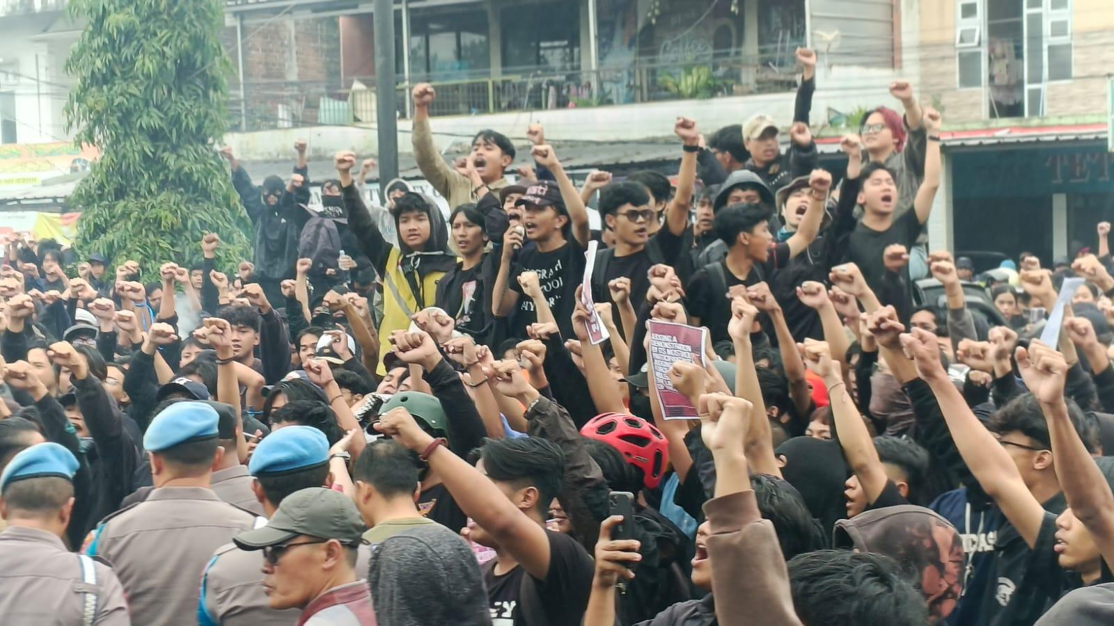 Ricuh! Mapolres Tasikmalaya Kota dan DPRD Jadi Sasaran Aksi Massa Berpakaian Serba Hitam