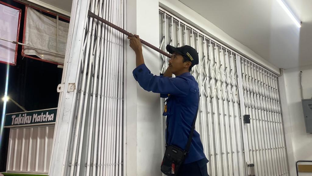 Rolling Door Minimarket Macet saat Hendak Tutup, Petugas Damkar Pos WMK Banjarsari Turun Tangan