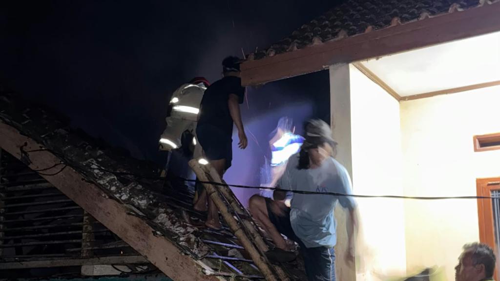 Rumah di Lumbung Ciamis Terbakar, Pemilik Alami Luka Bakar dan Sesak Napas saat Berupaya Padamkan Api