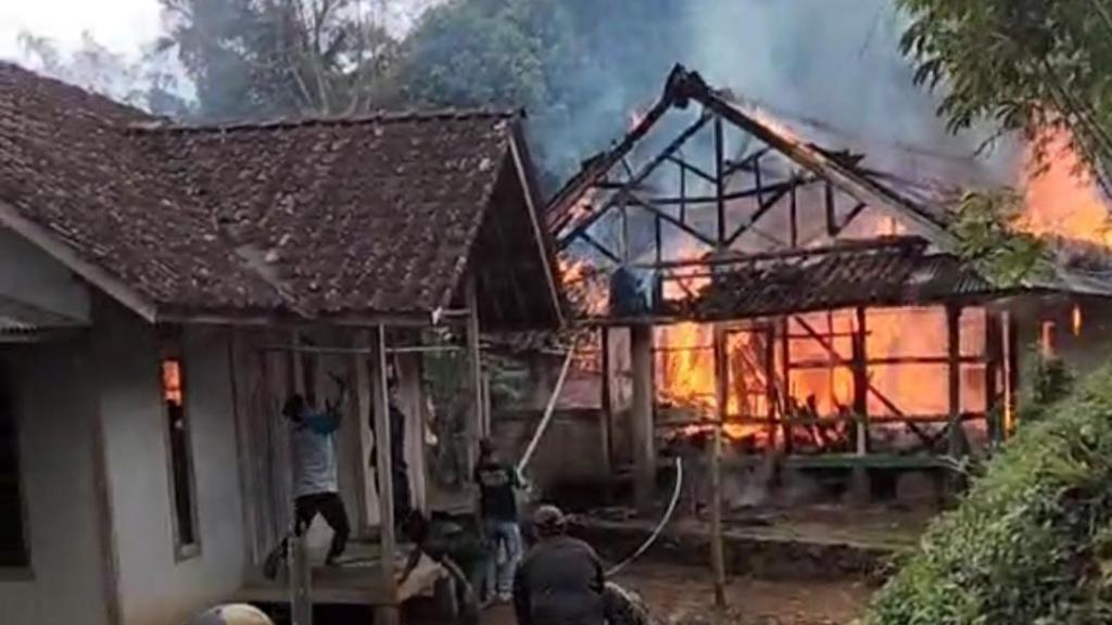 Rumah Lansia di Tasikmalaya Hangus Terbakar Saat Mengambil Bansos